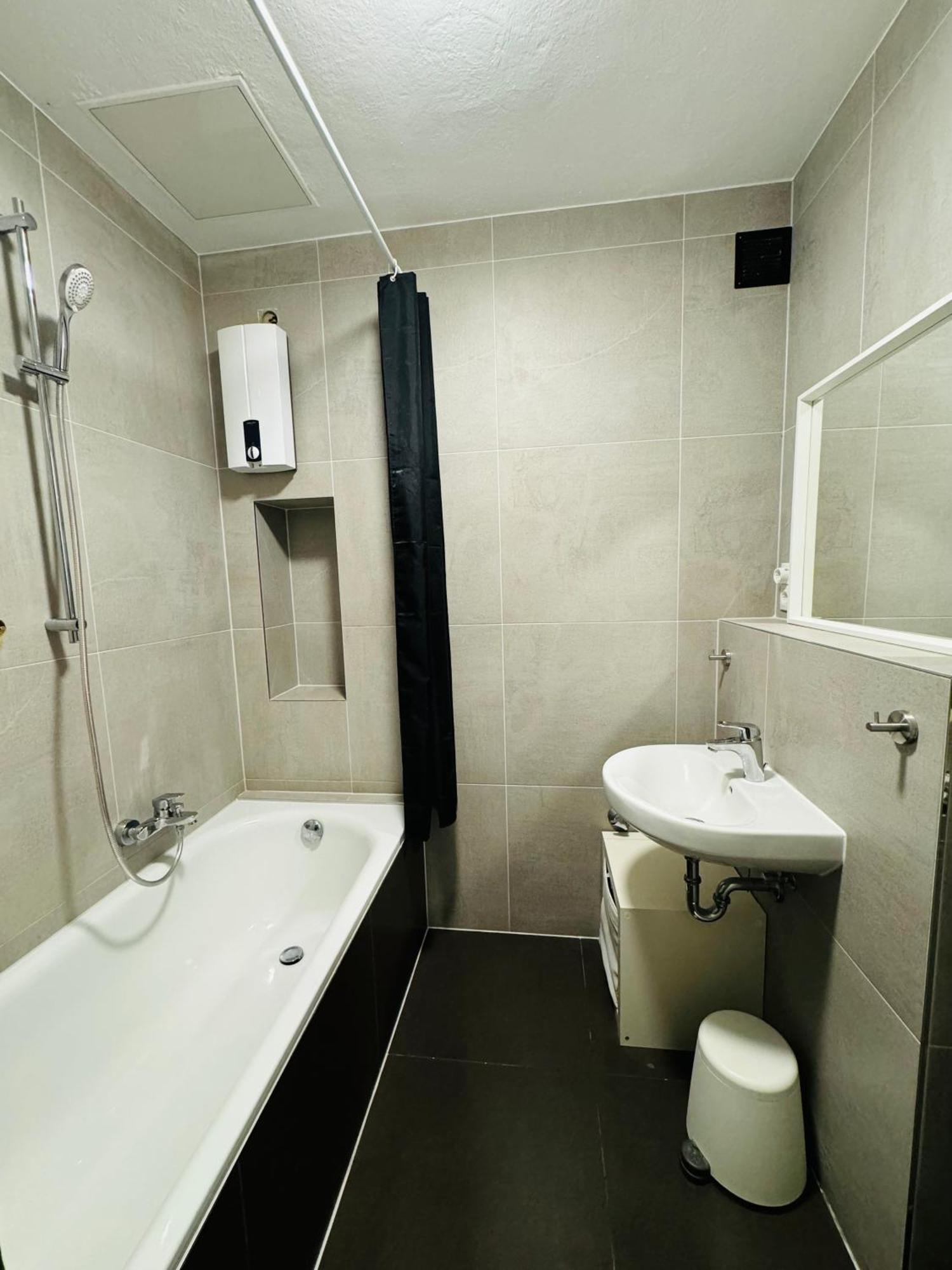 Zentrale Wohnung Mit Balkon โคเบลนซ์ ภายนอก รูปภาพ